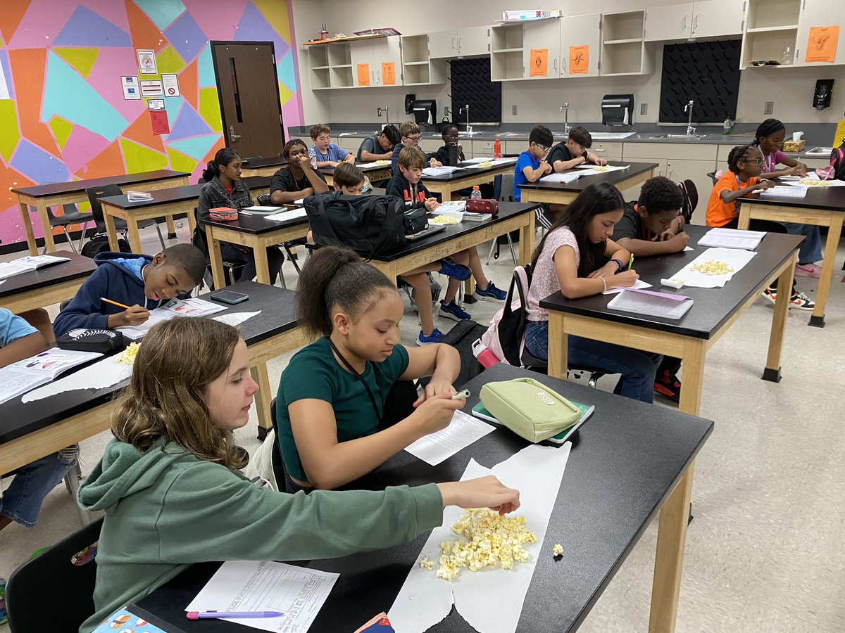 I’m our new <a href="/WMSSTEM_23/">WMS STEM</a> program, <a href="/DLandry310/">Derrilynn Landry</a> helps students understand chemical changes and the digestion process with a food lab! Students make predictions and record their observations of crackers and popcorn in their mouths. <a href="/HumbleISD_WMS/">Woodcreek Middle</a>