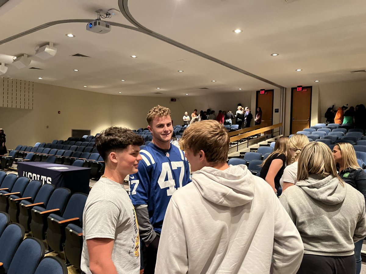 Proud to be apart of the @Colts @coltscommunity “Kicking The Stigma” campaign along with Bring Change to Mind @BC2M Thanks to @KennyKennyMoe3 @LeoTitus10 @2TonyBrown amongst other players and cheerleaders for visiting @WeboJrSrHigh @WeBoFootball