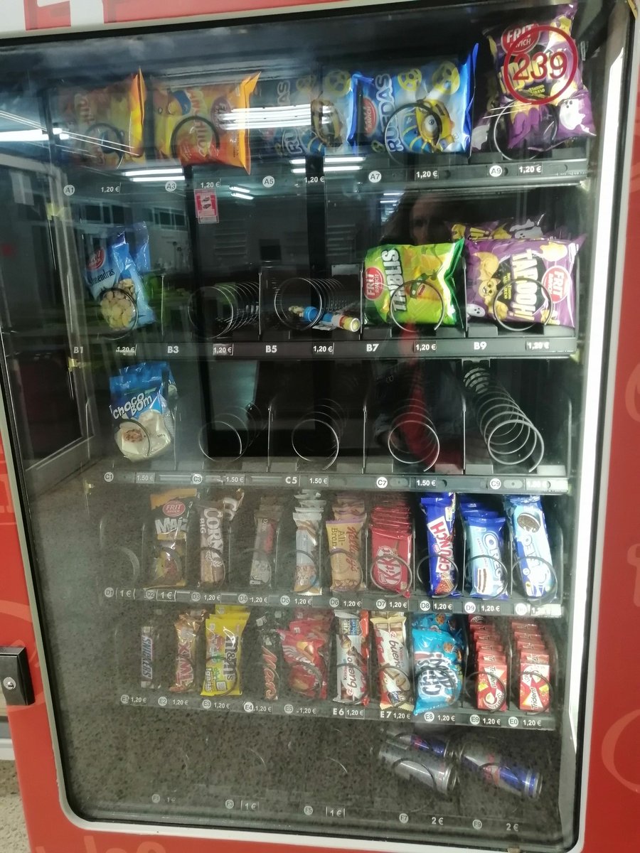 Com és que al pavelló de hoquei, la única beguda que hi ha per poder comprar és el Red bull...?  Per no parlar del menjar "sa" que ofereix... NO TENIM NI BAR NI CAP ALTERNATIVA!!!!! <a href="/VilaArenysMunt/">Vila Arenys de Munt</a> <a href="/fempoblefempais/">ERC Arenys de Munt🎗</a> @juntsxademunt <a href="/CUPArenysdeMunt/">CUP Arenys de Munt</a>  <a href="/PSCArenysdeMunt/">PSC Arenys de Munt</a> <a href="/Josep_Sanchez/">Josep Sànchez</a>