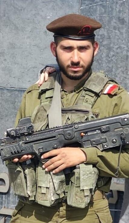 AMishnayot's tweet photo. אני רוצה לספר ��כם את סיפורו של אוריאל סגל הי"ד, שכן שלי שהכרתי אותו מאז שהוא נולד, קסם של בחור, שתמיד היה כיף לפגוש אותו, ונפל בקרב במחנה כיסופים.
כ-30 חיילים היו במחנה במהלך החג, כשפרצו המחבלים והחלו לטבוח בהם. אוריאל, יחד עם עוד מספר חיילים, היו בחדר האוכל של המחנה באותו זמן.
המחבלים החלו לזרוק רימונים לתוך חדר האוכל, ואוריאל תפס את הרימונים לפני שהתפוצצו, וזרק אותם חזרה לכיוון המחבלים. ככה פעם אחר פעם, רימון אחר רימון, עד שהמחבל האחרון שנותר עומד ירה בו והרג אותו. שני חבריו, שנפצעו במהלך הקרב, הצליחו לחסל את המחבל. בלוויה שלו שהתקיימה היום הם הספידו אותו, סיפרו את גבורתו הבלתי נתפסת והודו לו: "בלעדיך לא היינו יוצאים משם בחיים".
בודדים בלבד שרדו את הקרב במחנה כיסופים.