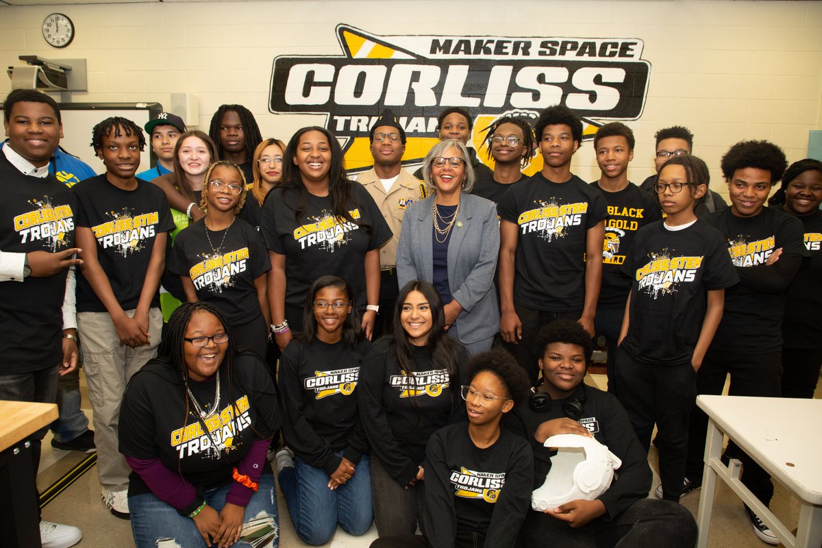 🧵Today, Corliss STEM High School unveiled its upgraded STEM Makerspace, now equipped with advanced technologies like 3D printers, embroidery equipment, laser cleaning, engineering machines, and more.