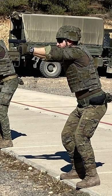 El batallón Flandes se ha bajado de sus carros Leopardo para poner a prueba la resiliencia de su personal con jornadas consecutivas de duras marchas y ejercicios en los que han tenido que demostrar su instrucción individual  #BrigadaAragon #SomostuEjército 🇪🇸