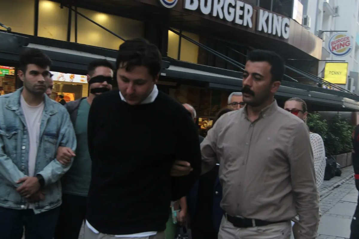 Cumhuriyet Halk Partisi Konak Gençlik Kolları olarak basın emekçilerine gitgide artan müdahaleler ve gözaltılara sesimizi çıkarmak için "Özgür Basın Susturulamaz" diyerek basın açıklamamızı gerçekleştirdik.