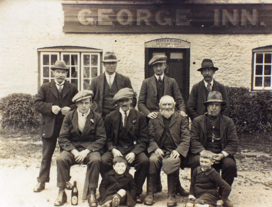 Outside The George Inn, Vernham Dean #TestValley #Hampshire (from: vernhamdean.org.uk) #ruralhistory 🏴󠁧󠁢󠁥󠁮󠁧󠁿