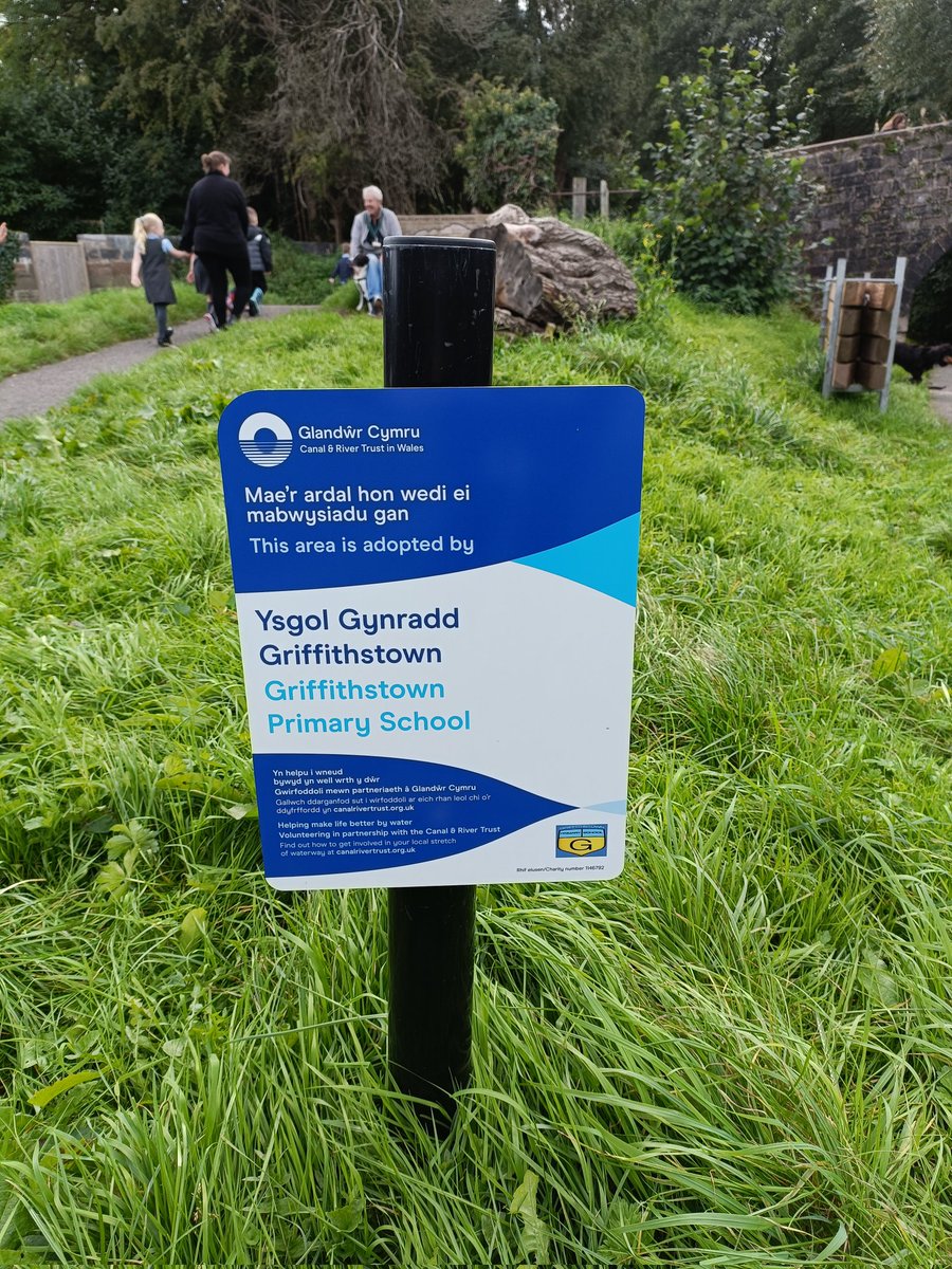 Griff_Ecoclub's tweet photo. Please visit our bench at bridge 47. It was lovely to see someone sat, having a rest just as we got there. Well done Eco clubbers. @CanalRiverTrust @Griff_HEAD https://t.co/1CzTLlv1Pg