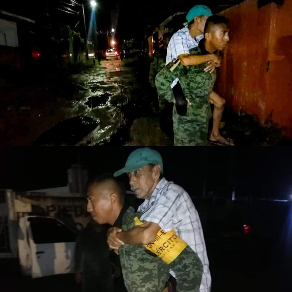 HRS4NTOS's tweet photo. ¡La foto del día! 📷 El #EjércitoMexicano siempre en las buenas y en las malas, nunca nos abandonan, siempre solidarios con quienes más lo necesitan. Dios los bendiga 📷📷 #TormentaTropicalMax, Costa Grande de #Guerrero. @EJTO_FAM_GN @SEDENAmx @GN_MEXICO_ #Acapulco #Sedena https://t.co/fjayxFJF2H