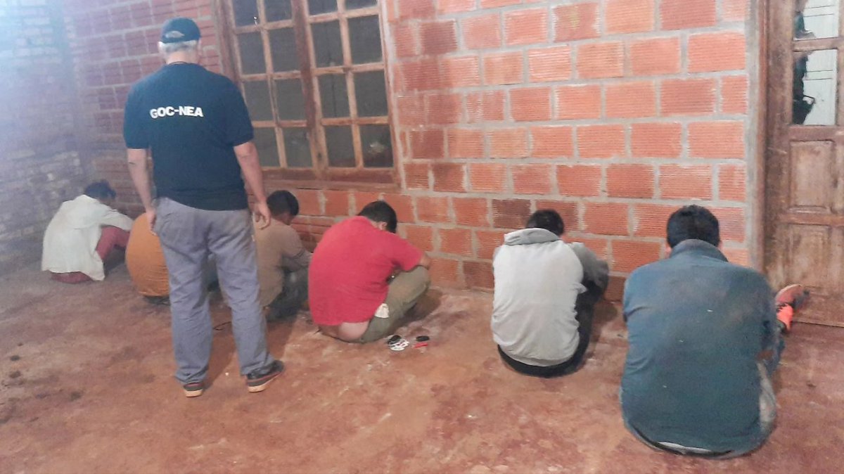 En un megaoperativo desplegado por la <a href="/MisionesPolicia/">Policía de Misiones</a> y el GOC-NEA en #Montecarlo, se incautó un cargamento de marihuana, que estaba siendo “enfriado” para su posterior traslado en un punto de acopio.

Por el momento, hay seis detenidos. Además, se secuestró dos vehículos.