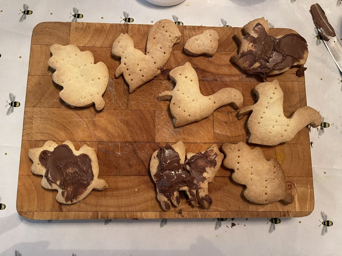 JeanneService's tweet photo. Some of our Tiny Team made autumn shortbread today and used knives to decorate them to make them even more tasty!
#numeracy
#stem
Working together using gross &amp; fine motor skills! @ScotChildmind .
One proud childminder today ❤️🍁🦉🐿️🍫 https://t.co/gloWNWBUOb