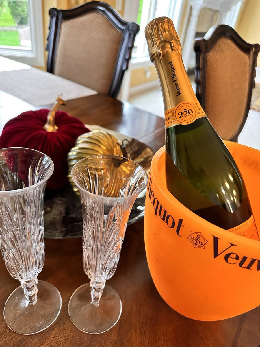 HesLyingAgain's tweet photo. Last I saw the Hollands and Natalie were drinking champagne and #dariuscrooks made another #kitchenista  discount code in honor of her THIRD loss. Shitty/Angela you are the only person this is eating up. BTW did you pay the Hollands back yet?  #survivingkitchenista  #duckfatgang https://t.co/adv1FTBMJF