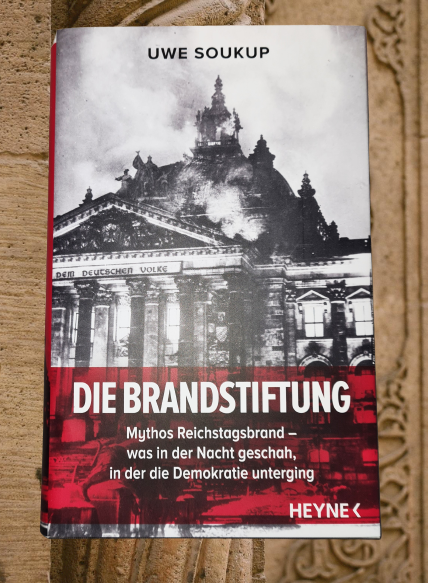 meinetestecke's tweet photo. Die Brandstiftung - Mythos Reichstagsbrand
Der Beginn der größten Katastrophe der Geschichte
Rezensionsexemplar
1933 der Reichstag brennt! Adolf Hitler ist seit vier Wochen Reichskanzler. In den darauffolgenden Stunden und Tagen wurden Tausende verhaftet, der Terror beginnt! https://t.co/zqL6nxank0
