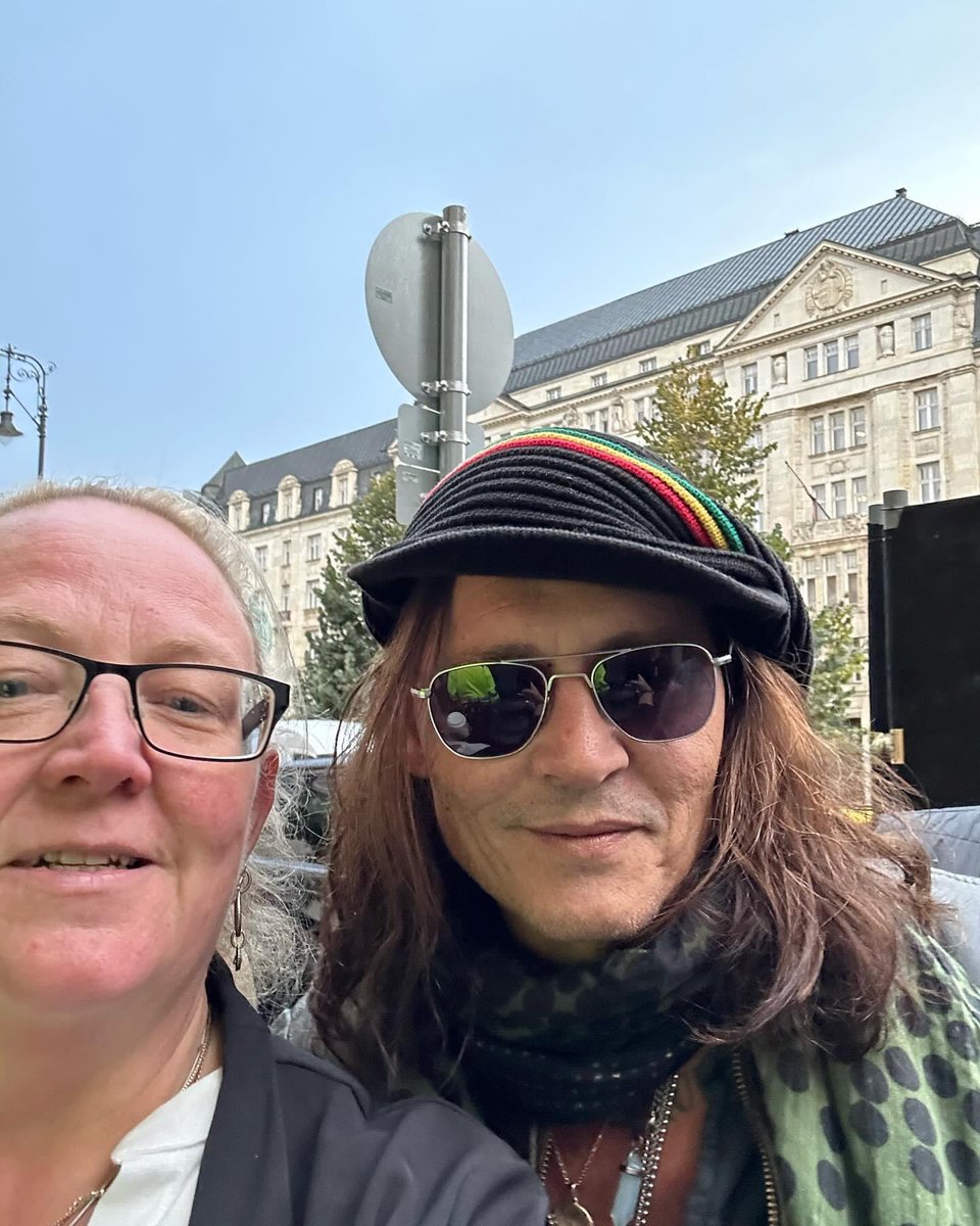 twiggywitch's tweet photo. Nueva foto de Johnny Depp ayer en Budapest, Hungría.

📸Tracy Taylor (FB) https://t.co/gP5mGw2pSL