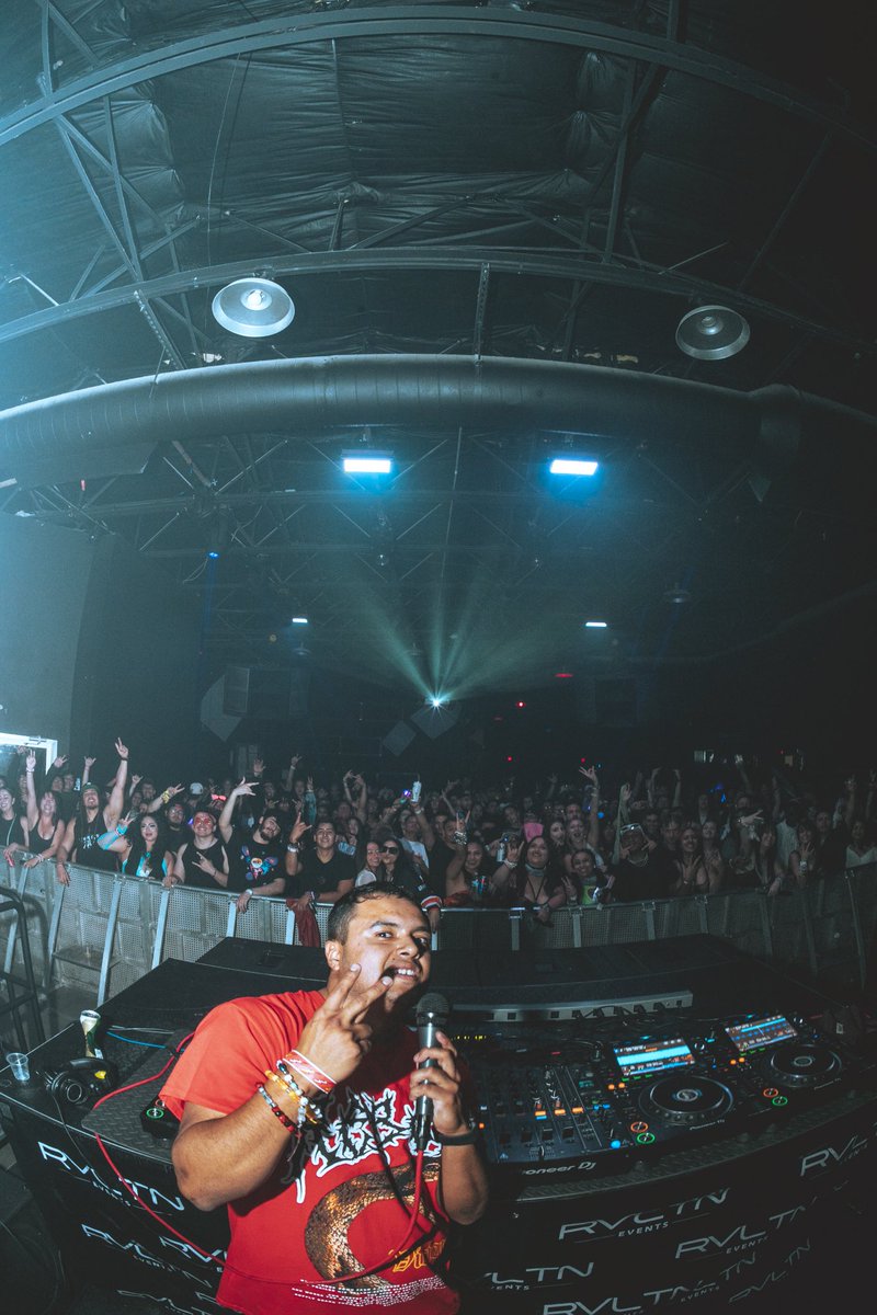 _Thaul's tweet photo. This past Saturday was sooo sickk😭 got to open up for one of my favorite artists @holdubz 🤯 definitely the dopest show I’ve ever played so far 🔥 https://t.co/Ck2RsfbbW8