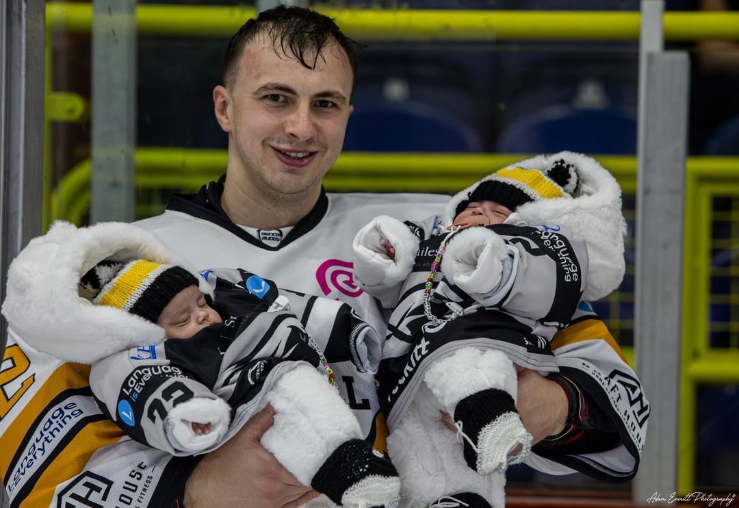 Our very own #72 Jordan McLaughlin had his newly born twin nieces come to their first hockey game with their new Seahawks jerseys on this weekend as a surprise to him and he only goes and gets a SHUTOUT! ❌

You know what that means? We hope they come every week! 🤣

#FamilySport