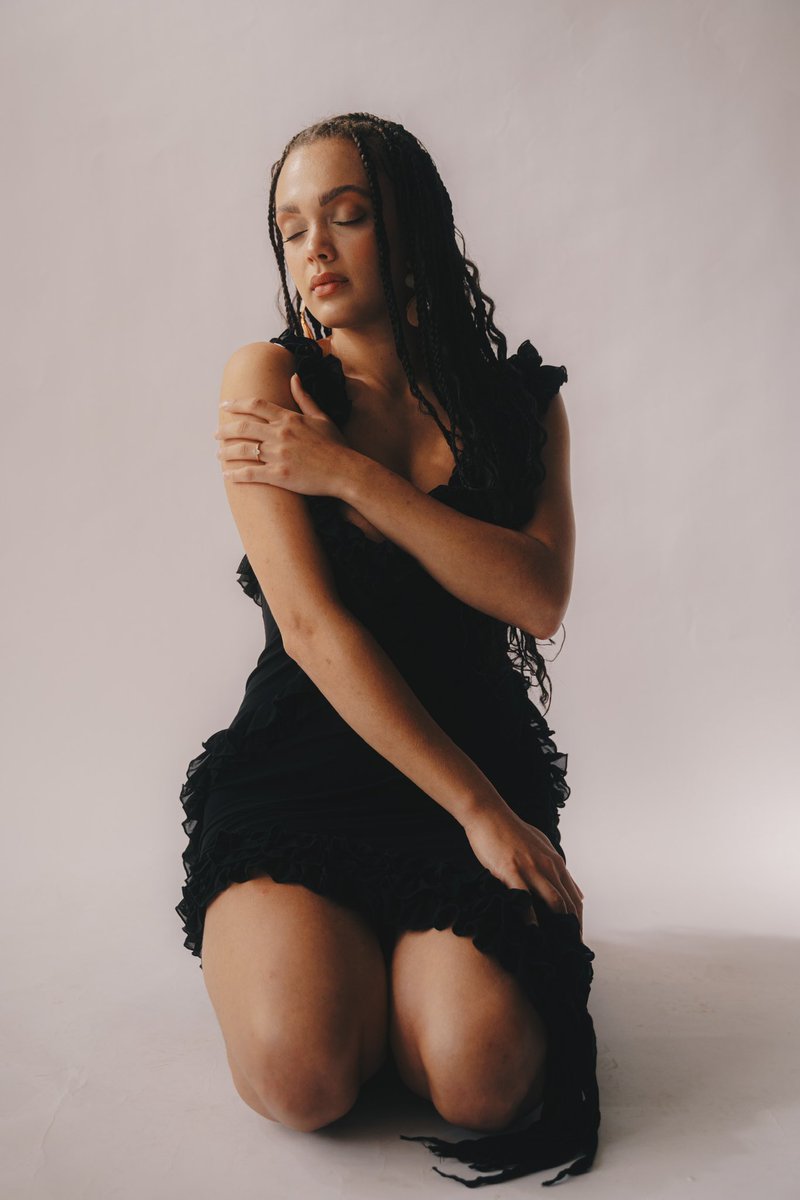 malihayesmusic's tweet image. Honey is out tomorrow and I just spilled my heart out on insta so if you wanna go read my emotions follow me on insta @malihayes 🥹 also made a ‘Honey’ inspired playlist on Spotify to get you in the feels! spotify.link/h330fYc0MDb