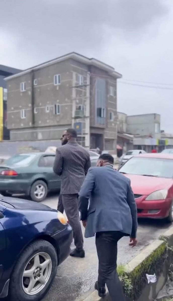 Tomwrite533's tweet photo. @DAMIADENUGA Everything was on point. Except that he dropped the sachet of water in the gutter after everything. Very unfortunate https://t.co/m0Iy8jgq2l
