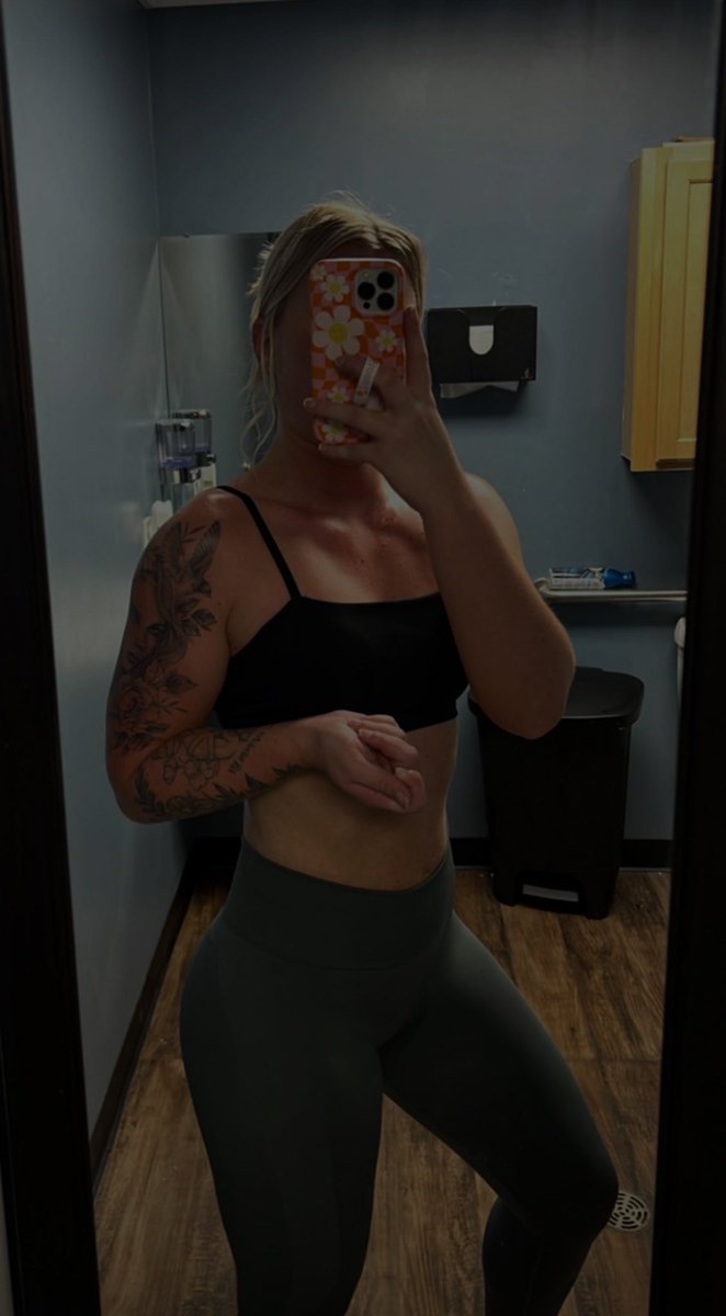 cassidylew_'s tweet photo. felt big, might delete later https://t.co/CezzaVvy1i