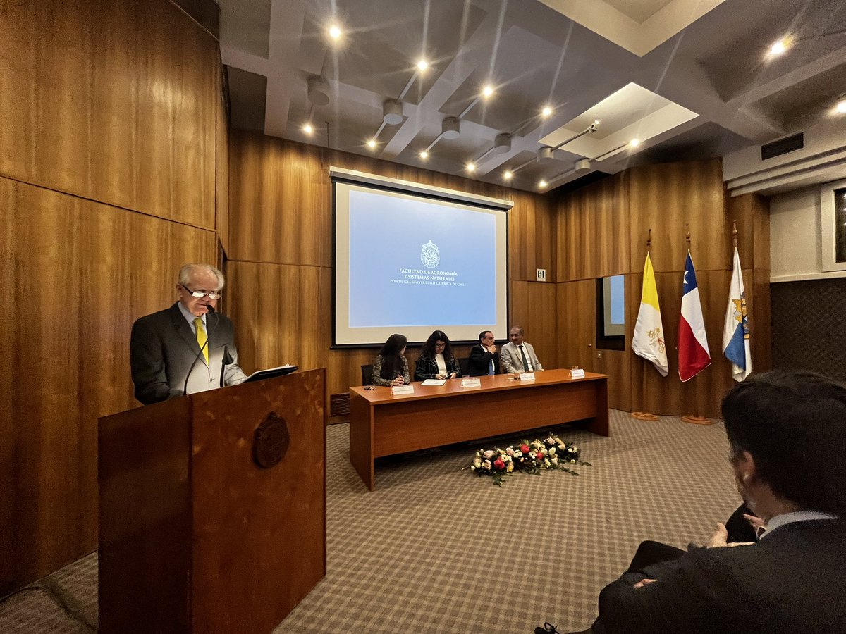 AgronomiaUC's tweet photo. 🌱 Día histórico en nuestra facultad: despidiendo al decano Rodrigo Figueroa quien, tras 9 años liderando, entrega el mando a la Dra. María Angélica Fellenberg, primera mujer decana de la historia de nuestra institución. 
Gracias al #RectorUC y autoridades por acompañarnos. https://t.co/6AXJYofxef