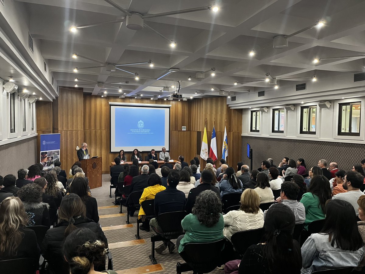 AgronomiaUC's tweet photo. 🌱 Día histórico en nuestra facultad: despidiendo al decano Rodrigo Figueroa quien, tras 9 años liderando, entrega el mando a la Dra. María Angélica Fellenberg, primera mujer decana de la historia de nuestra institución. 
Gracias al #RectorUC y autoridades por acompañarnos. https://t.co/6AXJYofxef