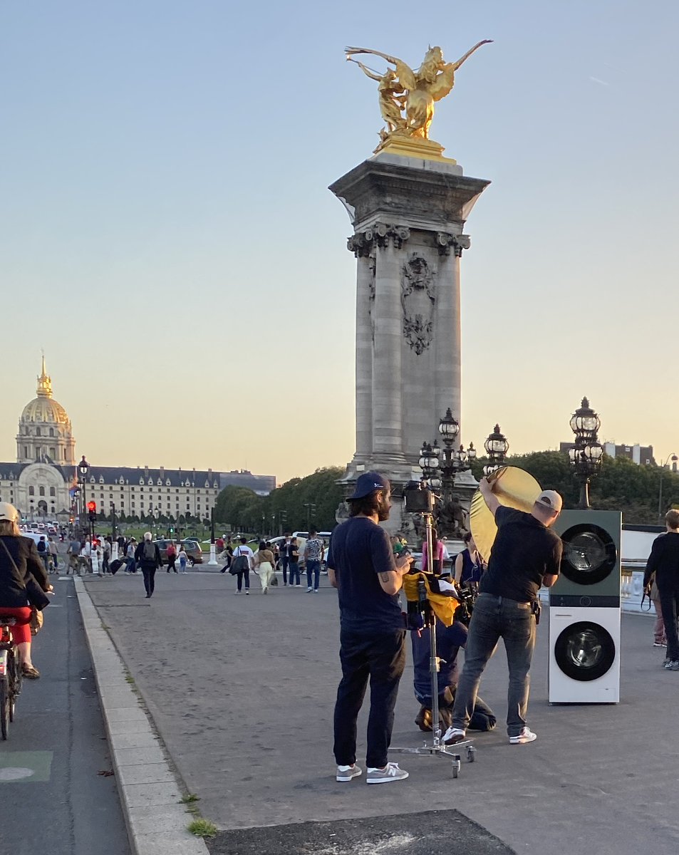 Les mariés c'est has been... Maintenant ce sont des machines à laver qui sont prises en photo sur les ponts parisiens.... wtf...