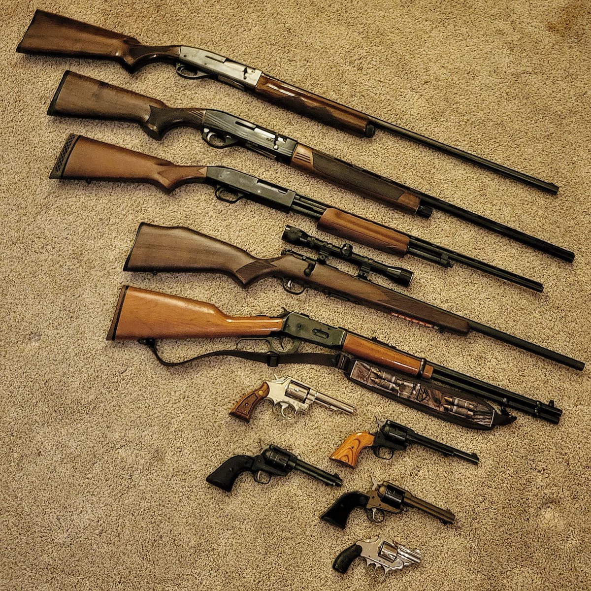 Grayson140's tweet photo. @cheaperthandirt #rangeday @MossbergCorp @SavageArms @winchester @TacXProGear https://t.co/8hf8yWUGS1