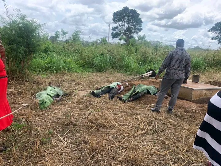 CleverBrain10's tweet photo. Three technicians retrieved dead from fuel reservoir at COCOBOD office.

Three fuel reservoir technicians have been retrieved dead in a reservoir belonging to Produce Buying company (PBC) at Cocobod office in Koforidua, Eastern Region. https://t.co/FPagGPQJoo