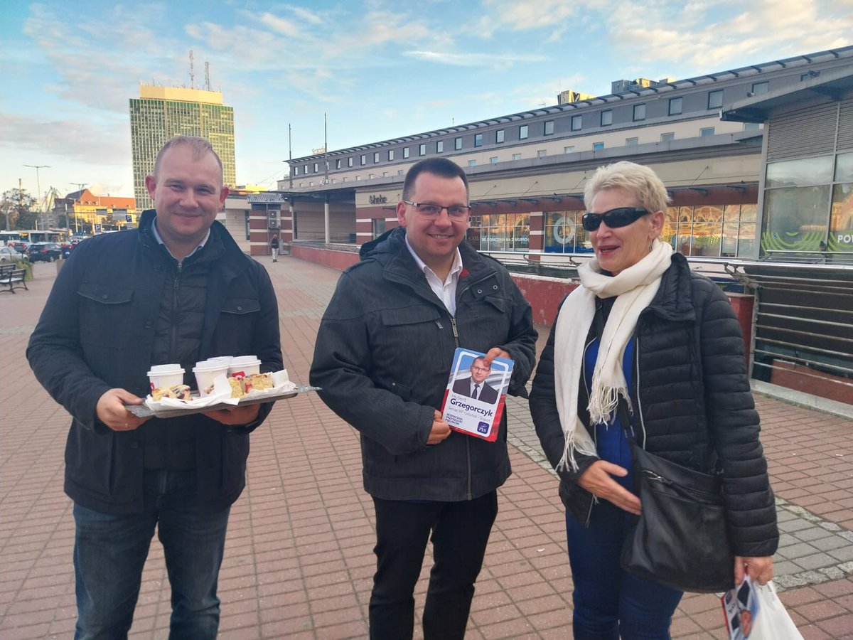 GrzegorczykH's tweet photo. Z kawą i pyszną drożdżowką, od rana zachęcaliśmy nie tylko do głosowania na listę @pisorgpl, ale także do wzięcia udziału w referendum.
Od nas zależy przyszłość Polski 🇵🇱
#SenatorGrzegorczyk https://t.co/4xKK03aydG