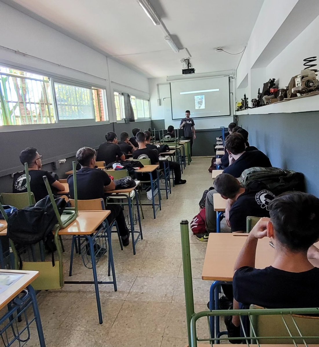 Empresa e Iniciativa Emprendedora en @iespolitecnicojesusmarin 
Evaluando comunicando motivando creando prototipando 👣👣👣 CAMINANDO JUNTOS 

#sistemaselectrotécnicosyautomatizados 🔌
#DesarrolloDePaginasWeb 🖥
#administraciondesistemasenred🖱
#electromecanicadevehículos 🚘