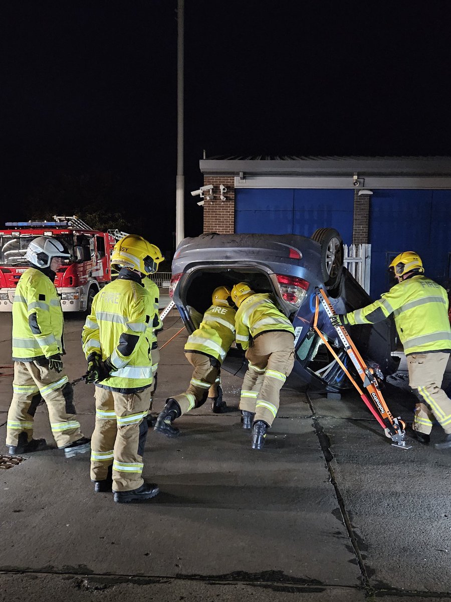 RTC training tonight with @SFRS_Shrews on-call...
Interested? Come have a chat with the team..
@shropsfire 
#needmore #firefighter #oncall #alloneteam #rtc #opsexcellence