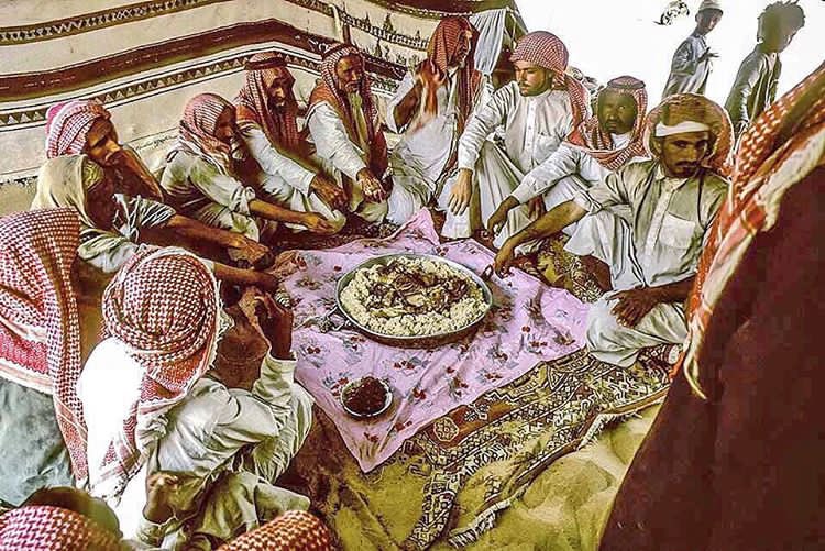 عيوب الضيف  عند العرب

يعاب على الضيف أمور كثيرة ذكرها أهل الادب  أقتصر منها على ما يأتي :

- الأكل المفرط
- أن يأخذ معه ولده الصغير
- قبح المواكلة ، وقد عد فيها عيوب كثيرة
فمنها : 
- المتشاوف : وهو الذي  تراه إلا متطلعا إلى ناحية الباب يظن أن كل ما دخل هو الطعام

-  الرشاف ، وهو