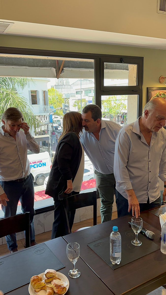 hugoreverdito's tweet photo. Hoy recibimos a @PatoBullrich y @Nestorgrindetti y charlamos con comerciantes de San Miguel, transmitiendo nuestro compromiso de sacar a la Argentina y la pcia de la miseria en la que esta hundida. En octubre se acaba el kirchnerismo y comienza el orden que necesitamos.@jaimemendezh