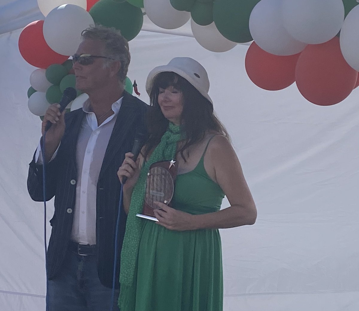 💚🤍❤️ Presenting The 1st Annual Paulie Award 💚🤍❤️ Congratulations Joe Mantegna 🇮🇹 
#italiangirls #italianguys #westcoastitalians #joemantegna #calitalians  #sorvinovino #paulieaward #paulsorvino #deedeesorvino #johnschneider @deedeesorvino @joemantegna @johnschneider