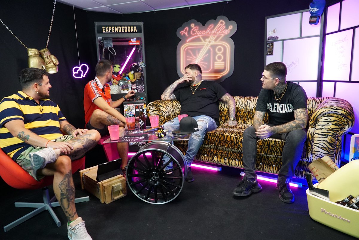 acuchillotv's tweet photo. 😳 ¿Conseguirá hoy @LawerChacal llevarse algo de nuestra máquina?

César, no te rías tanto. Algún día podrán los invitados 🤭

¡Dale al #Play en @YouTube al #Directo!

🔥🔥🔥🔥 https://t.co/K5t9ZkZZIp