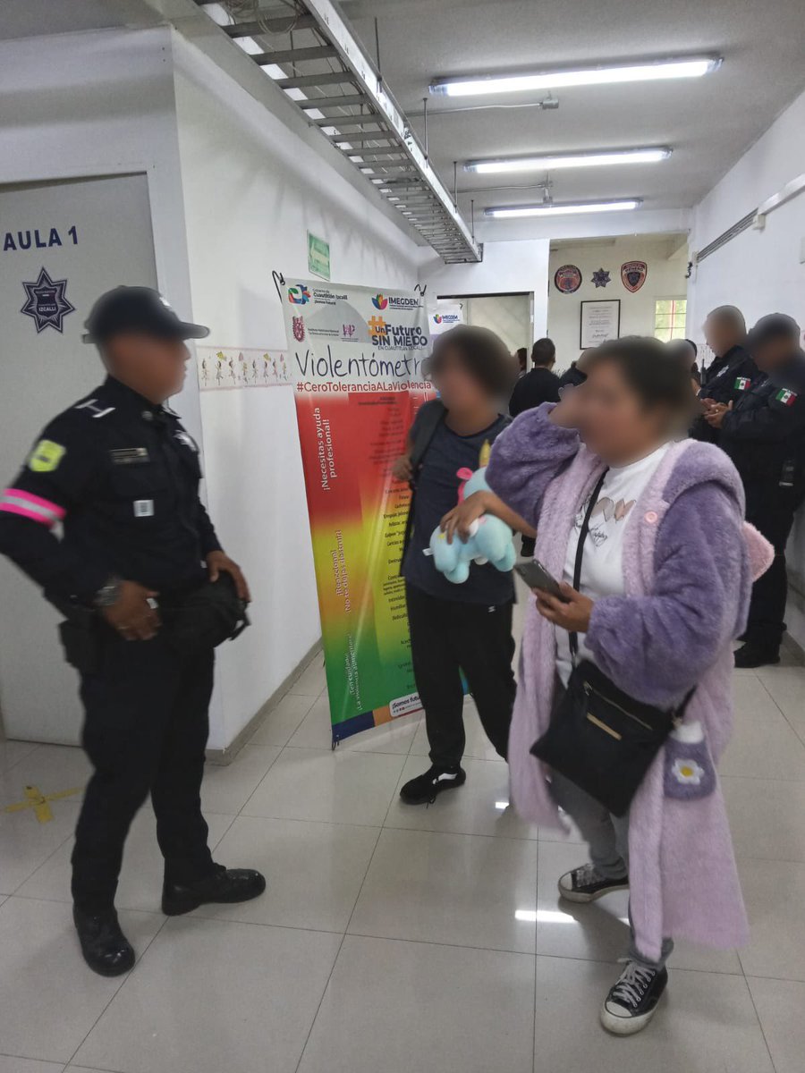 AAndradeTellez's tweet photo. #ElPoderDeServir || Esta mañana recibimos una llamada de emergencia en la que se nos informaba que en #CuautitlánIzcalli, fue robada una camioneta de transporte escolar en la que viajaban al menos nueve personas menores de edad, por lo que instruí coordinar un operativo en el que participaron #PolicíasEstatales y municipales.

Con la rápida y oportuna intervención se logró ubicar a las y los adolescentes, sobre la autopista México - Querétaro a la altura de las Conchitas, quienes fueron resguardados con apego a sus derechos, revisados por paramédicos de #ProtecciónCivil y entregados a sus familiares. 

Continuamos con el despliegue con apoyo de la tecnología de nuestro @C5Edomex y el capital humano de esta Secretaría para ubicar el automotor y detener a los posibles implicados en este hecho.

Es importante señalar que el chofer de la unidad acudió a la @FiscaliaEdomex para continuar con las investigaciones. Te pedimos que si cuentas con mayor información sobre el suceso, no dudes en llamar al 089, juntos y juntos contra la delincuencia.

#SomosMásLosBuenos
#MásInteligenciaMenosViolencia