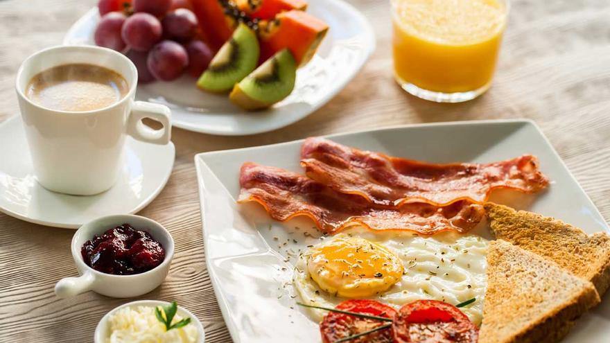 karimanesr's tweet photo. Aquí tiene algunas ideas de desayunos ricos en proteínas 👇

· Huevos revueltos con queso feta y espinacas🥚🧀🥬
· Yogur griego con frutas del bosque y nueces🥣🫐
· Tostadas de aguacate con huevo y salmón ahumado🥑🥚🐟
· Tostadas de pan integral con queso ricotta🍞🧀
· Huevos revueltos con tocino, jamón o hígado🍳🥓
· Hamburguesa con cebolla caramelizada🍔
· Tortilla de patatas🥚🥔🧅
· Yogur griego o kéfir natural con una cucharada de miel cruda y su fruta favorita 🥣🍯🍏🍇

*Cuando tome pan que sea pocas veces, poco y de calidad, de masa madre y fermentación lenta.