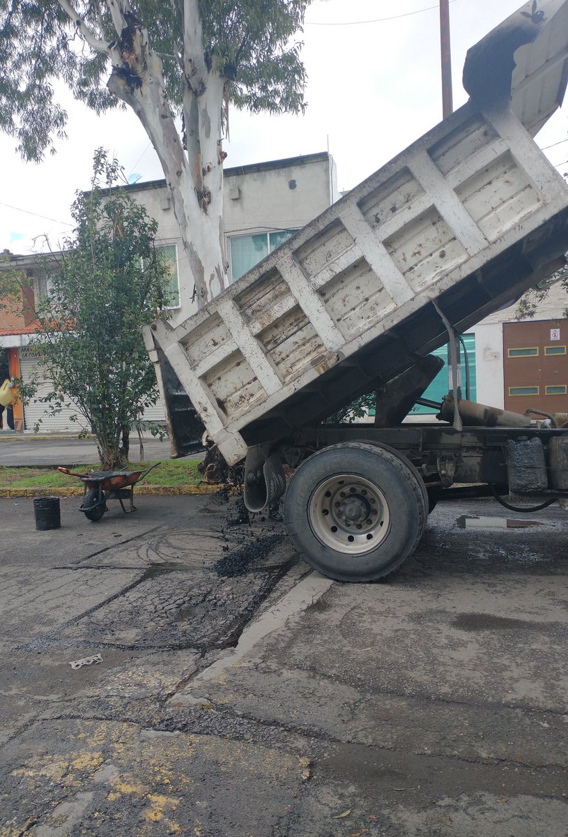 arispeque's tweet photo. @eduardorivera01 y así es como se tapan los baches? Cuánto dinero va a decir que gasto? @carlosmartinh @JCarlos_Valerio para que vean que gran trabajo hacen sin picar en asfalto, solo por encima. https://t.co/tKJIYm6bRq