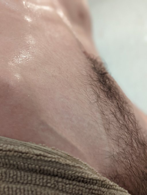 Some post shower pics hehe anyone want to help me dry off? https://t.co/xkv82GpmdU