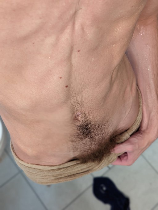 Some post shower pics hehe anyone want to help me dry off? https://t.co/xkv82GpmdU