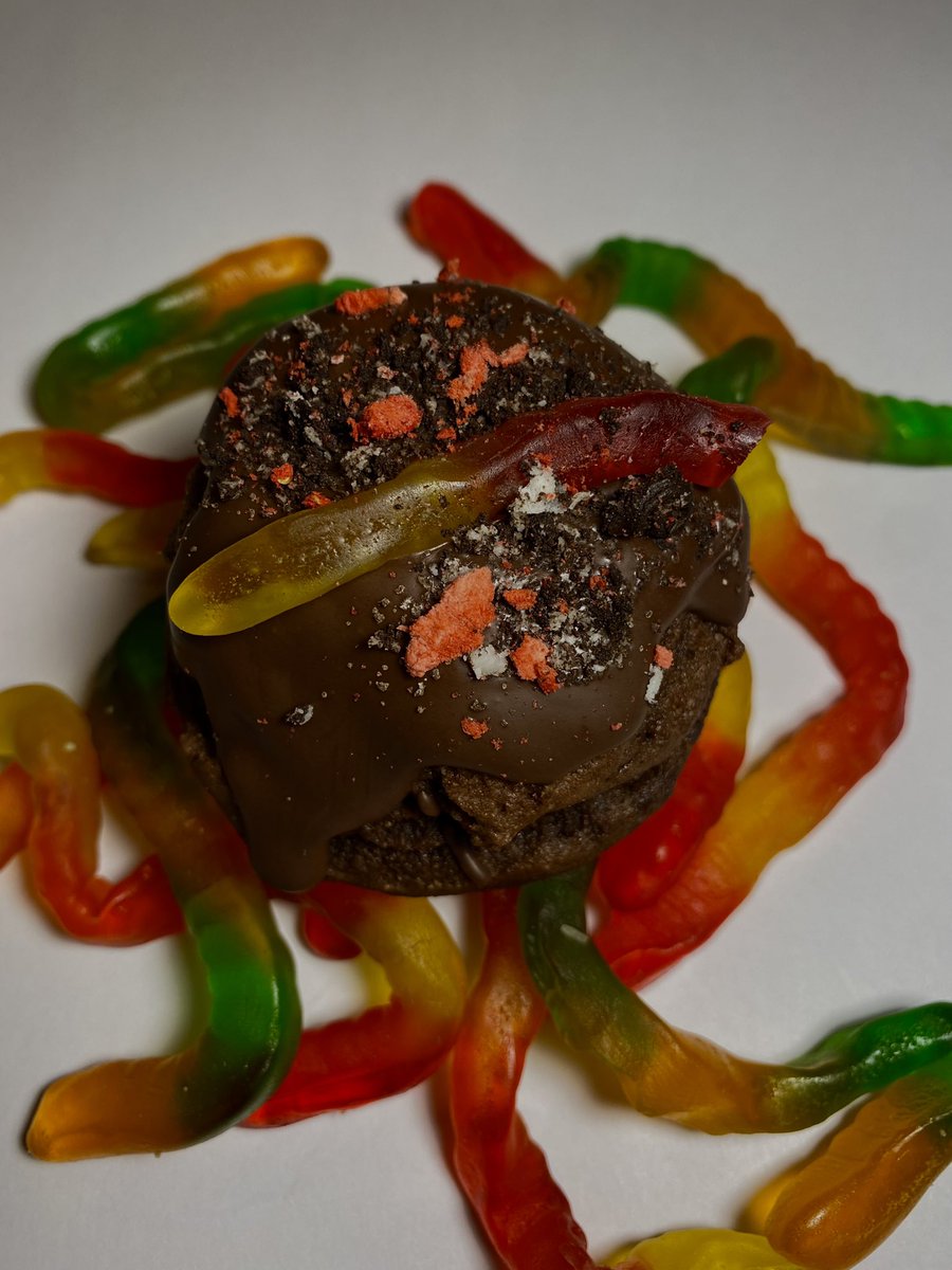 SweetTeethCo's tweet photo. Max’s Mud Cake From Our Stuffed Box! Don’t Forget To Order Yours For Rise N Grind Weekend 🍪🤍 https://t.co/n8KINIvcTi