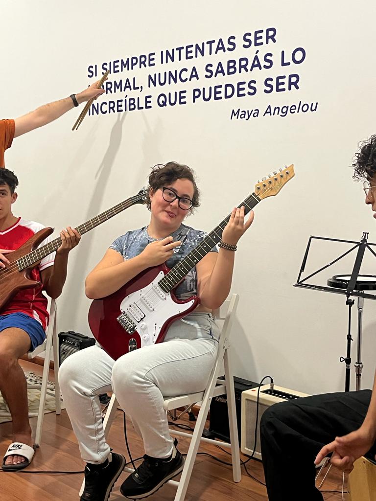 funddonbosco's tweet image. Comenzamos una emocionante aventura musical en Buzzetti #Córdoba, celebrando el arte y la expresión. Los jóvenes del #ProyectoIMEX nos han impresionado con su talento en guitarra, piano y batería

#Gracias @tararea_musica 

@DSocialesGob @fepa_18 #NextGenerationEU
