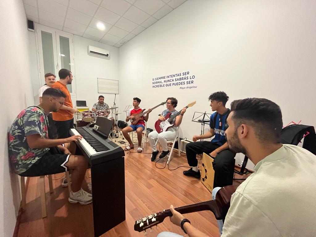 funddonbosco's tweet image. Comenzamos una emocionante aventura musical en Buzzetti #Córdoba, celebrando el arte y la expresión. Los jóvenes del #ProyectoIMEX nos han impresionado con su talento en guitarra, piano y batería

#Gracias @tararea_musica 

@DSocialesGob @fepa_18 #NextGenerationEU