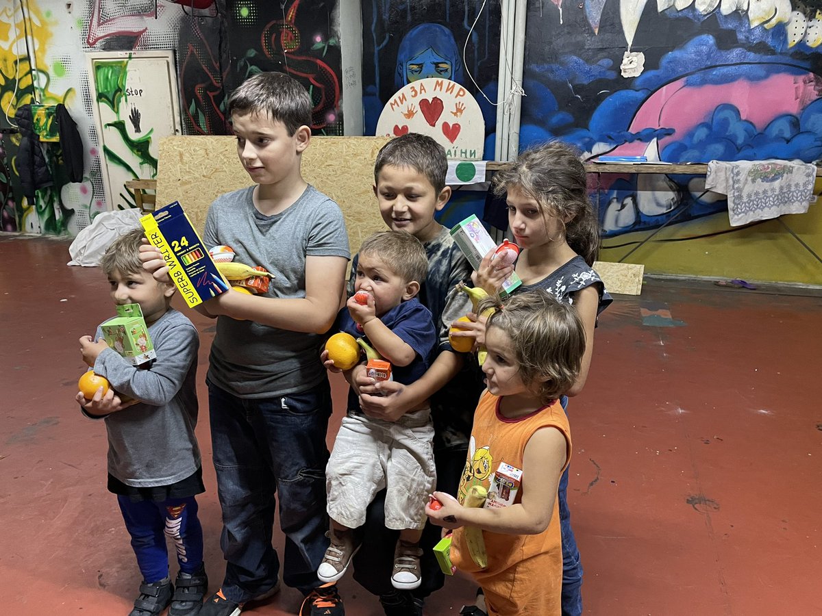 ats_267's tweet photo. Привіт, минулої п'ятниці зробили маленьке свято для дітей, які були змушені покинути свої домівки, та знайшли притулок у нас на АТС. Ми зробимо все, щоб не дати росіянам забрати їх дитинство. #впораємося https://t.co/ic67d5yOvY