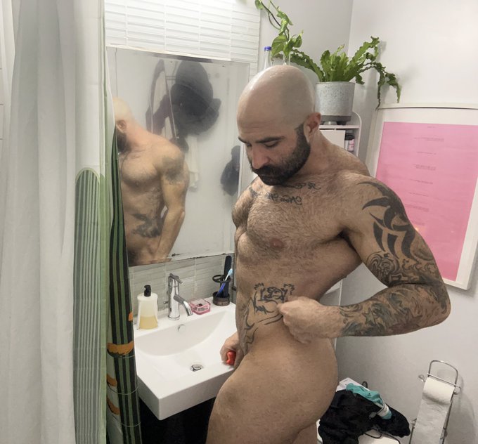 Waiting for @GioGrantXXX to trim my back https://t.co/nXT1uqjVsM