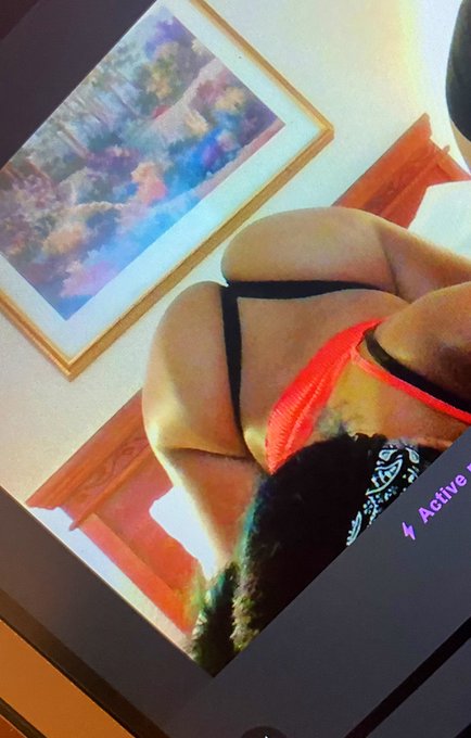 Blurry screenshot from last nights live 😋💋 Andddd ALL CONTENT ON SALE TODAY‼️‼️ That includes custom