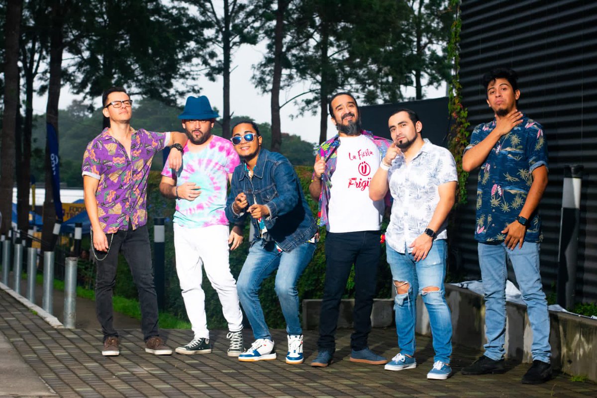A medio martes vamos con energía positiva. 
¿Cuál es tu canción motivadora para el resto de la semana? 

Les leemos fiesteros😀🇸🇻🎶 #MartesMusical”