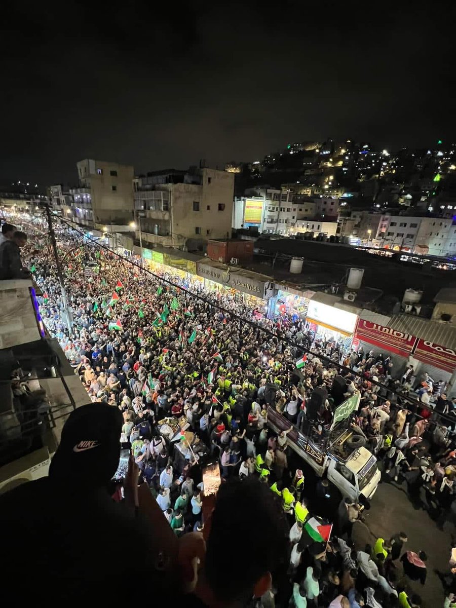 Shehzad719's tweet photo. Thousands of Omanis have come out in support of the Palestinians and are demanding that the borders be opened for the Palestinians and a strong response to terrorist Israel.
#غزة_الآن https://t.co/i4W7ydJoPt