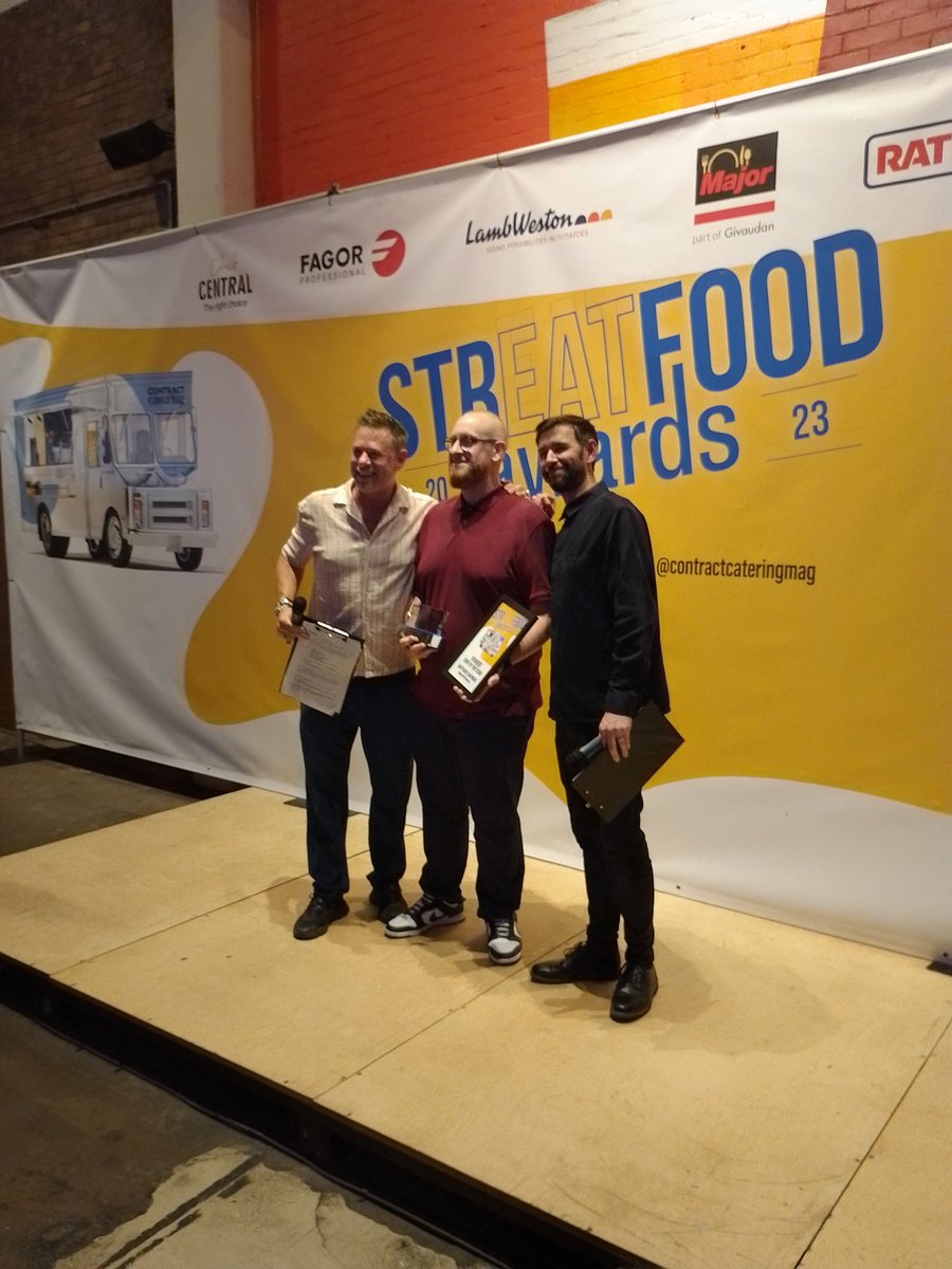 #Streatfoodawards23 @CCateringMag @AngelHillFood @OCSUK_IRE @AngelHillFood Streatfood chef of the year @matt_chapman8 !!!! @_OCSGroup 🏆🏆🏆🏅🏅' The best chip butty we've ever had' say the judges! Incredible effort chef