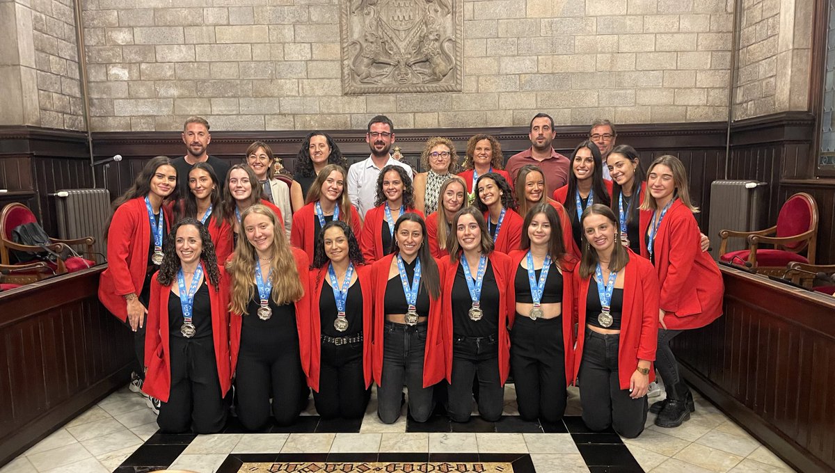 alcaldegi's tweet photo. Tanco el dia al Saló de Plens de l’Ajuntament amb una recepció al @cpagirona, subcampiones del món.

Amb aquest últim èxit la Nuri Soler tanca una etapa que ha permès que el club hagi arribat a dalt de tot en el món del patinatge.

Moltes gràcies a totes! https://t.co/1CSLLNzbcE