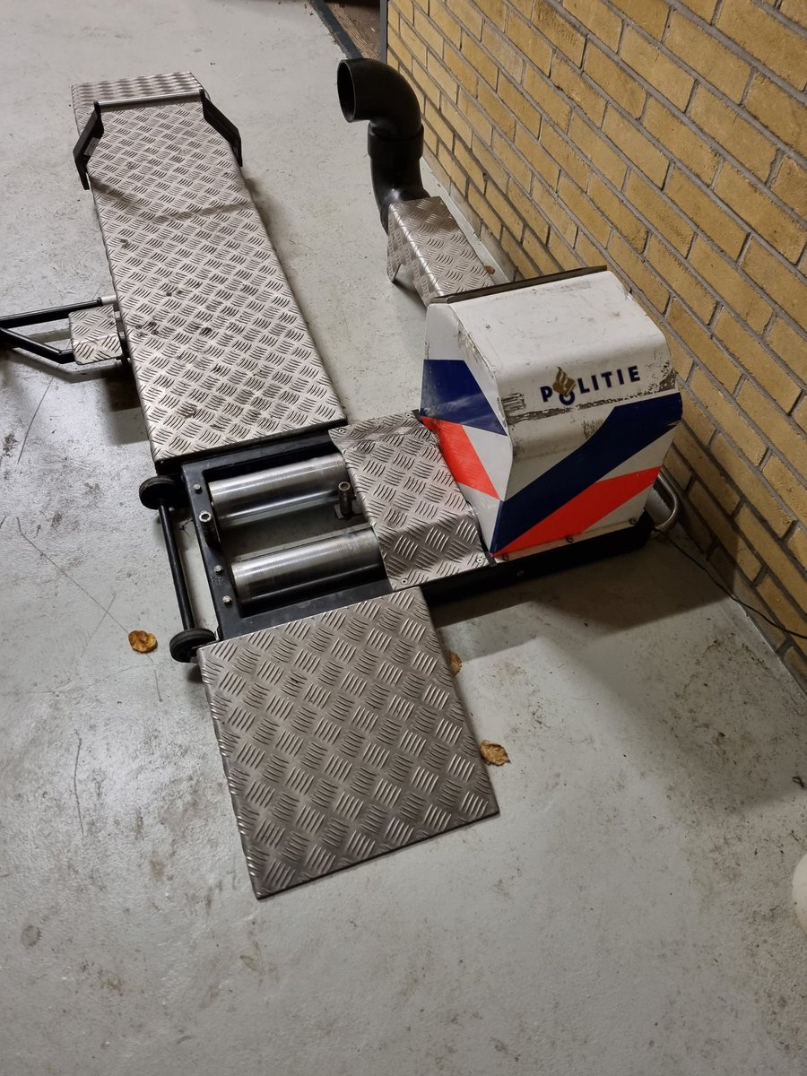 Vanavond 2 bromfietsen vanuit #Oene mee naar het bureau genomen voor een meeting op de Rollertestbank. Geen overtredingen, klasse 👮💪👍. Voor beide bestuurders wel PV voor een andere gedraging. Dat is dan weer minder. Peter.