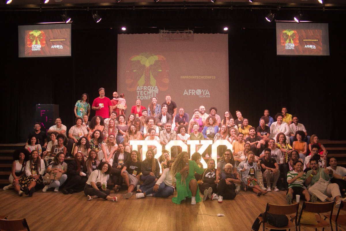 AfrOyaTech's tweet image. MAGISTRAL 

Uma boa palavra para descrever a #AFROYATECHCONF23

Foram mais de 400 pessoas num grande encontro sobre referência, ancestralidade e pertencimento. 

Tecnologia como plano de fundo, mas o principal assunto mesmo era o êxtase de se enxergar por toda parte.