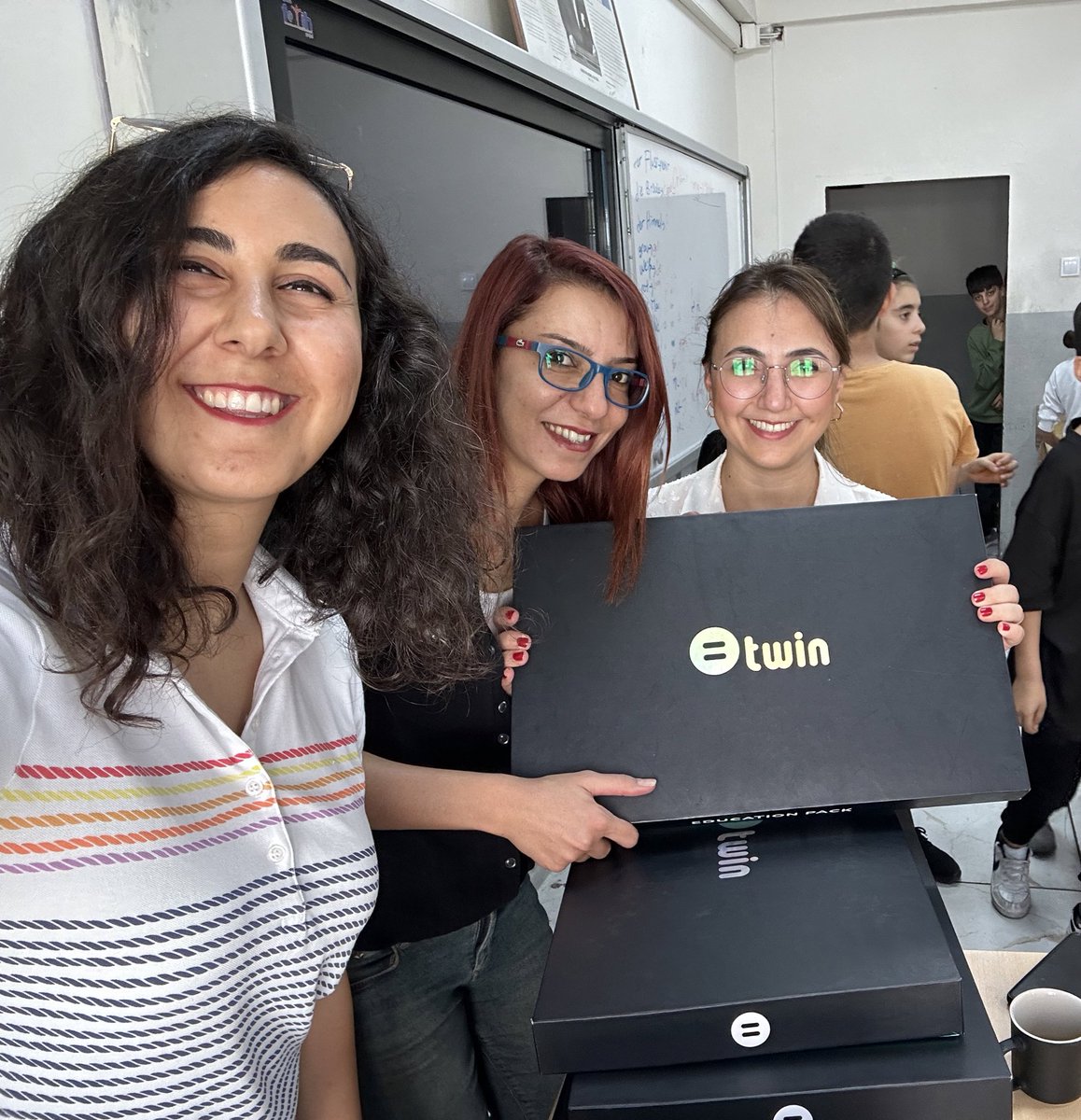 Bilimle Buluş atölyelerinde bugün 60 ortaokul öğrencisiyle atölye gerçekleştirdik😊🚀
<a href="/YGAorgtr/">YGA</a> <a href="/bseferberligi/">Bilim Seferberliği</a> 
<a href="/UcakBilgicBurcu/">Burcu Bilgiç Uçak</a> <a href="/yaman_fikriye/">Dr. Fikriye Yaman</a>